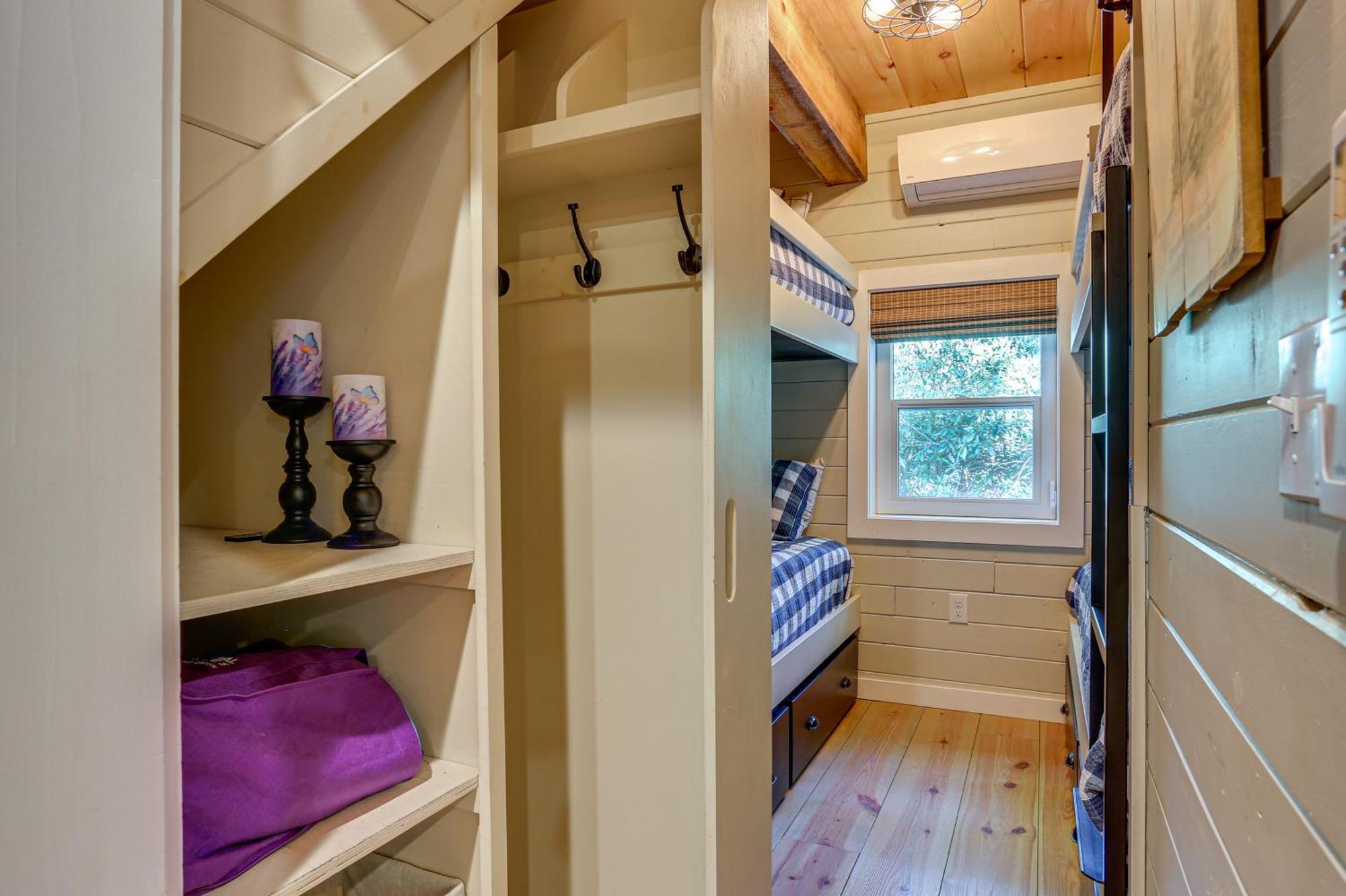 Lakefront Gem With Hot Tub And Boat Dock In Holiday home *