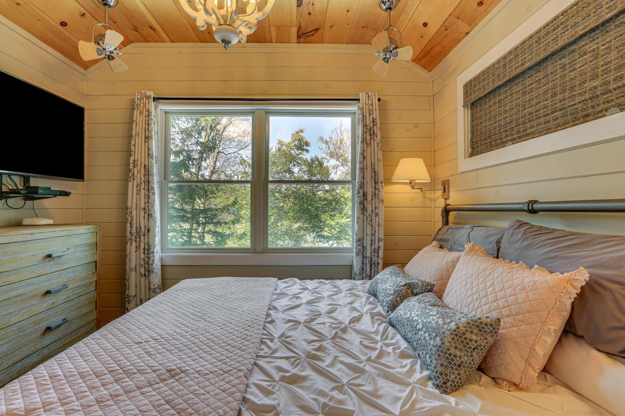 Lakefront Gem With Hot Tub And Boat Dock In Greentown