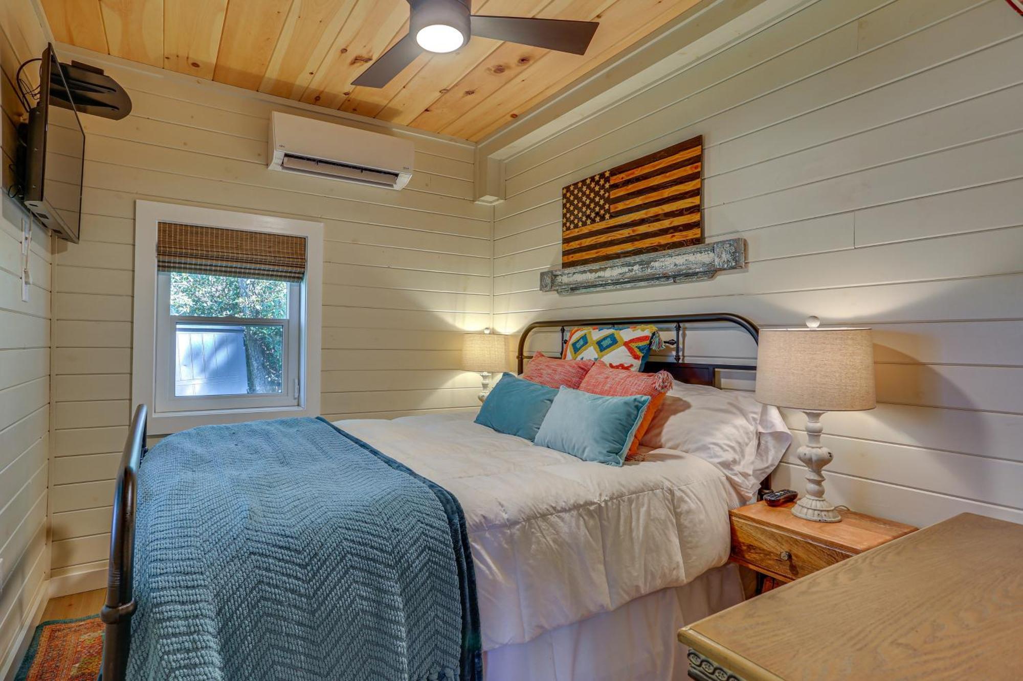Lakefront Gem With Hot Tub And Boat Dock In Holiday home