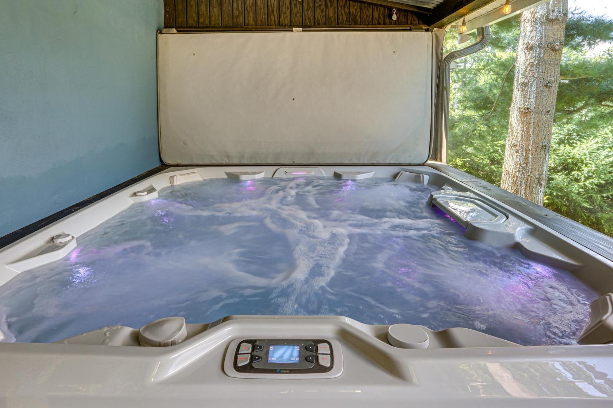 Holiday home Lakefront Gem With Hot Tub And Boat Dock In *