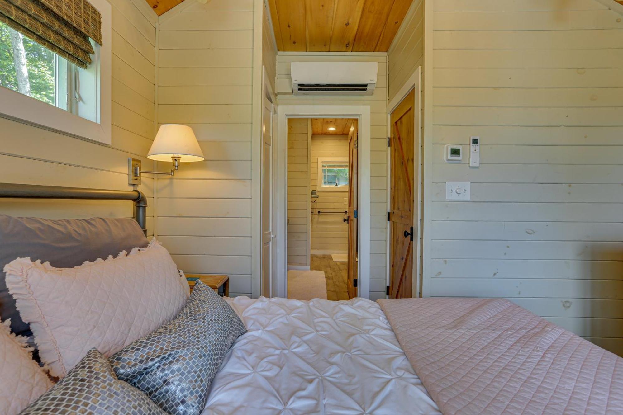 Lakefront Gem With Hot Tub And Boat Dock In Holiday home *