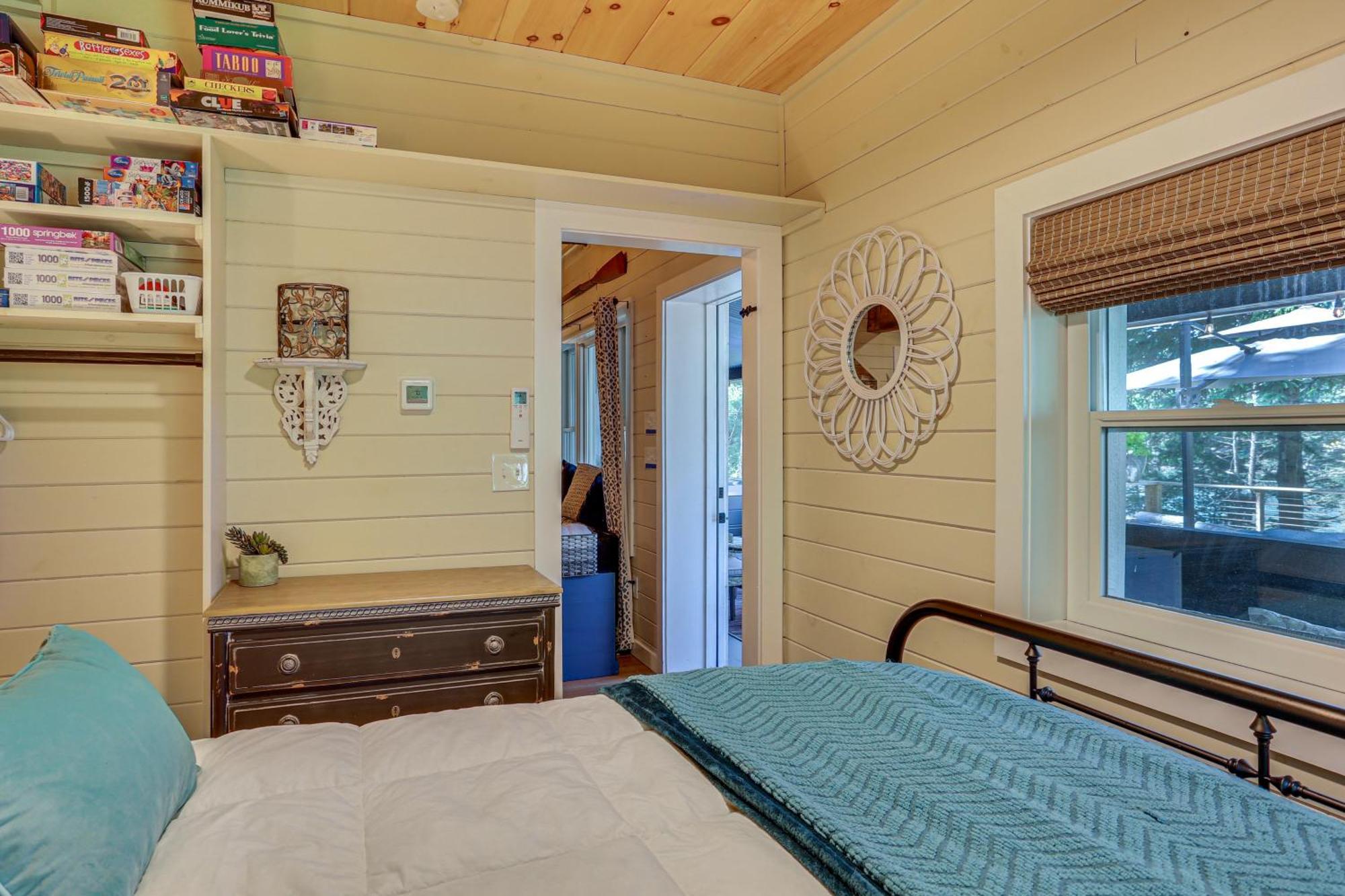Lakefront Gem With Hot Tub And Boat Dock In *