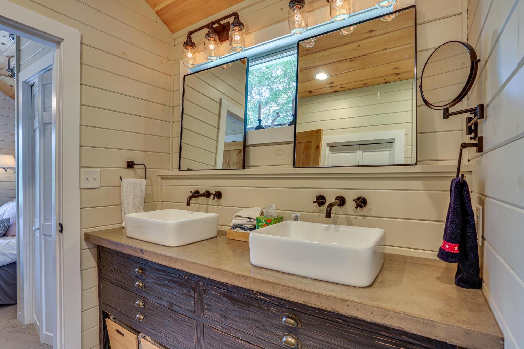 Holiday home Lakefront Gem With Hot Tub And Boat Dock In Greentown
