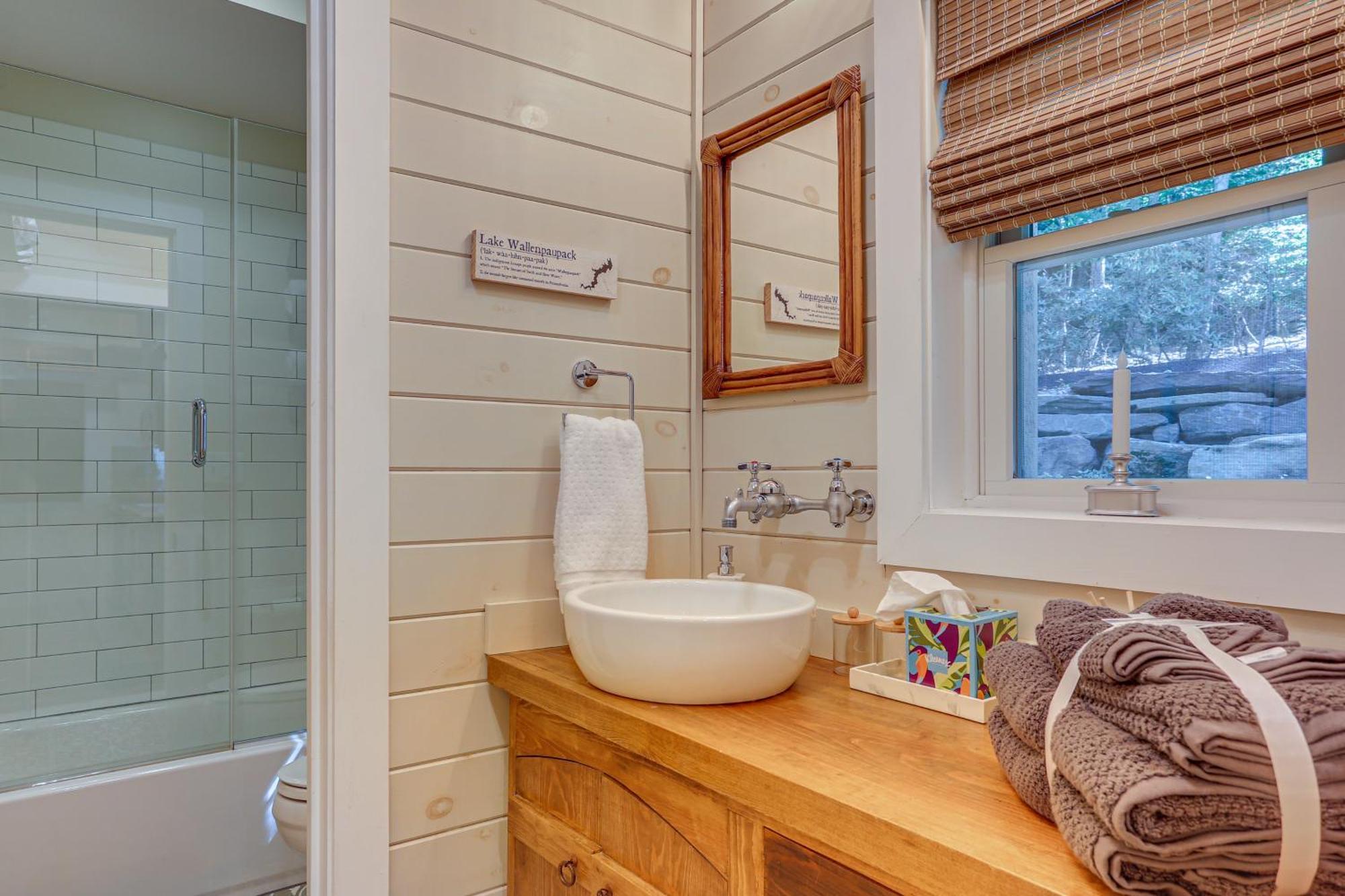 Lakefront Gem With Hot Tub And Boat Dock In Holiday home Greentown