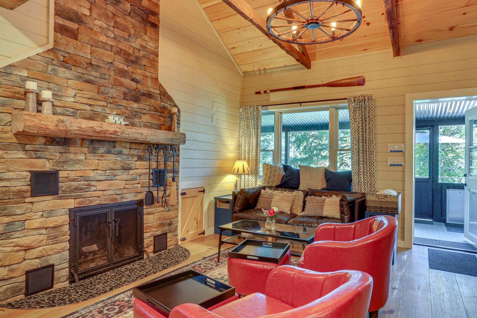 Holiday home Lakefront Gem With Hot Tub And Boat Dock In