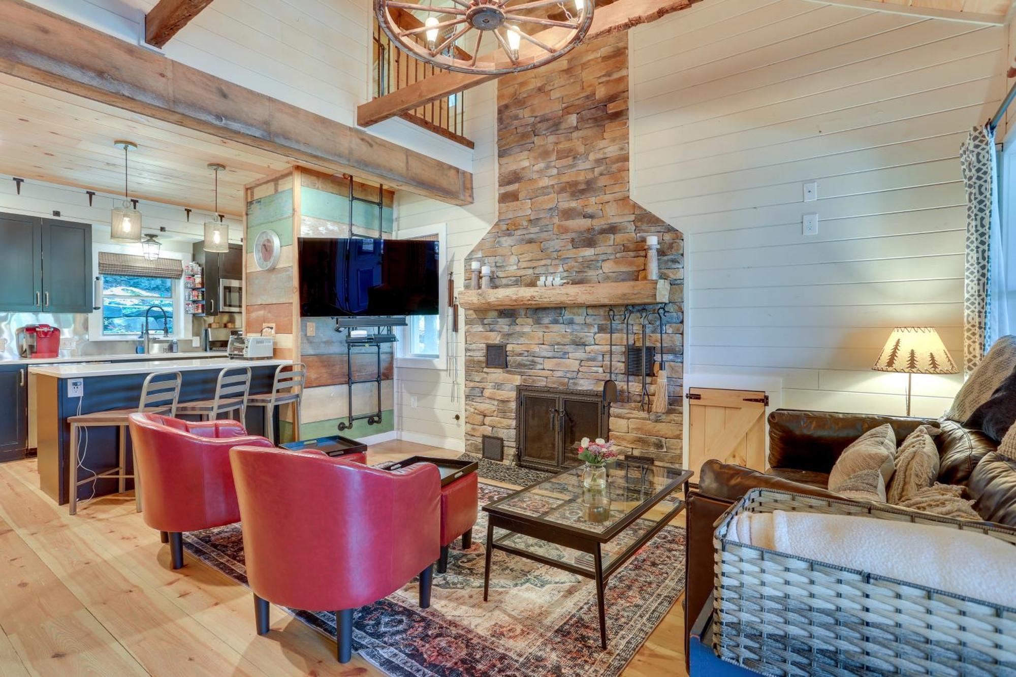 Holiday home Lakefront Gem With Hot Tub And Boat Dock In *