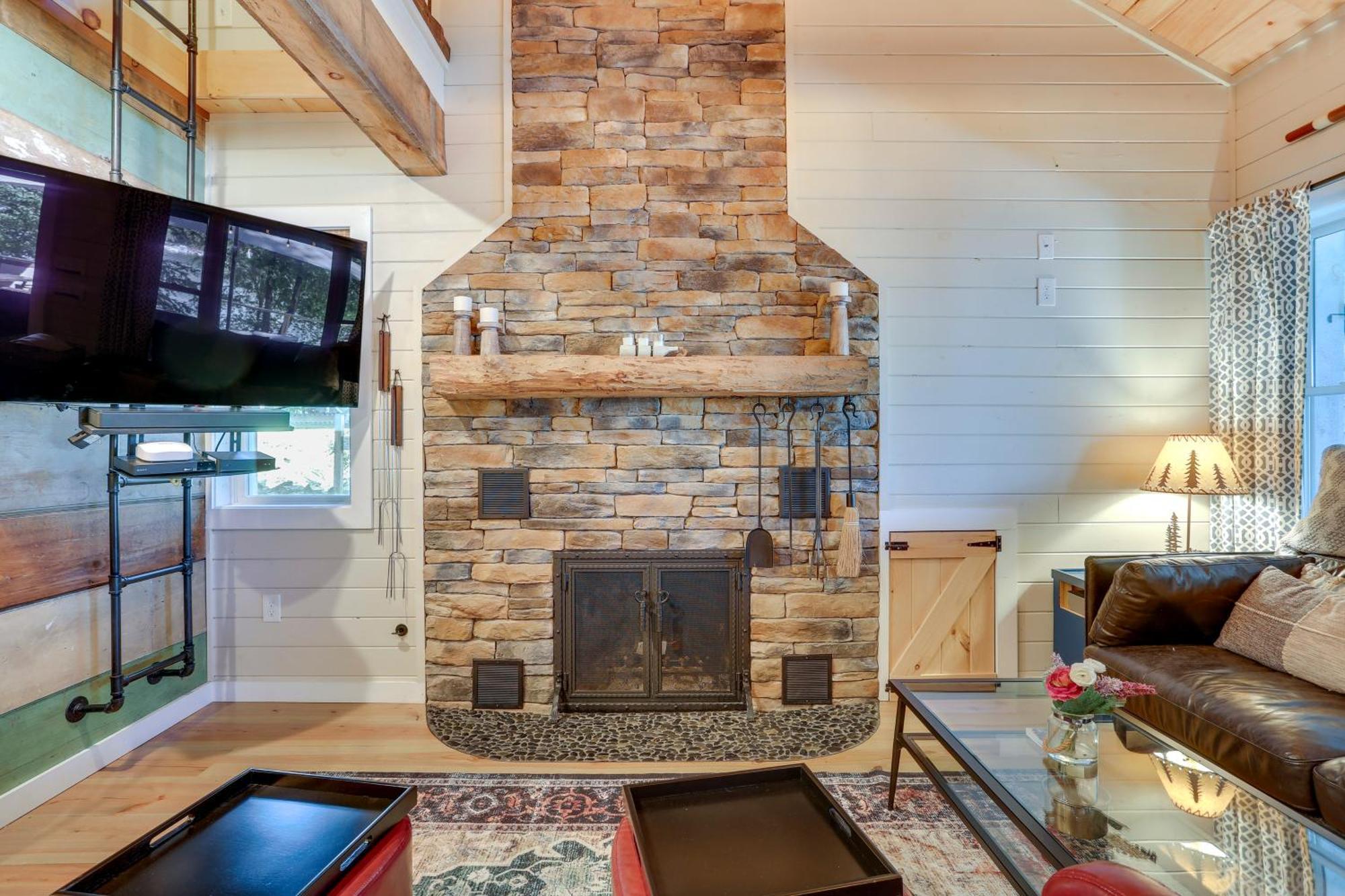 Lakefront Gem With Hot Tub And Boat Dock In