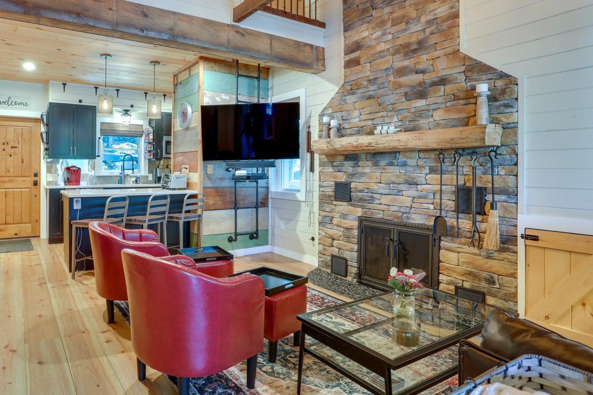 Lakefront Gem With Hot Tub And Boat Dock In Holiday home Greentown