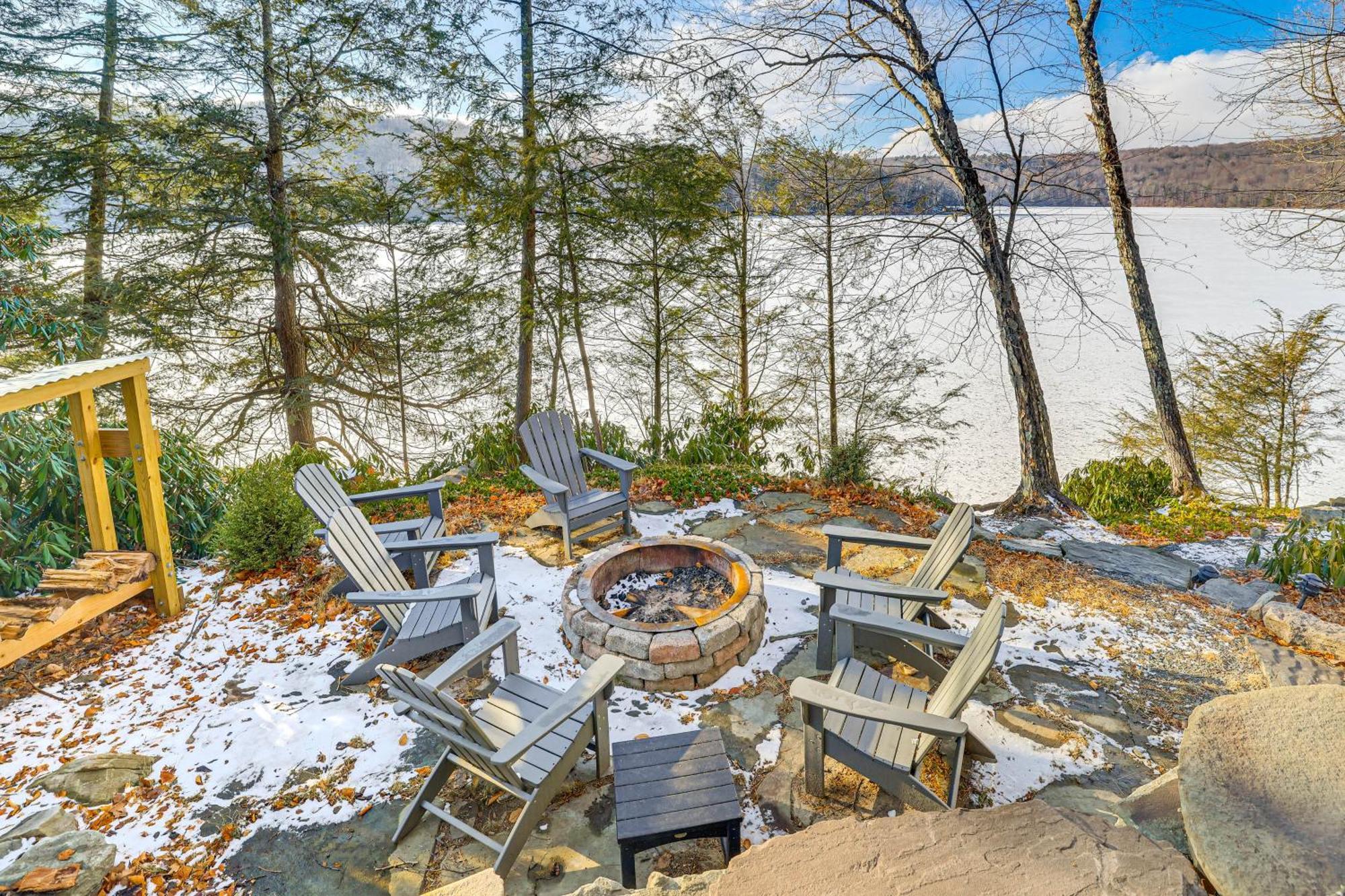 Lakefront Gem With Hot Tub And Boat Dock In Holiday home Greentown