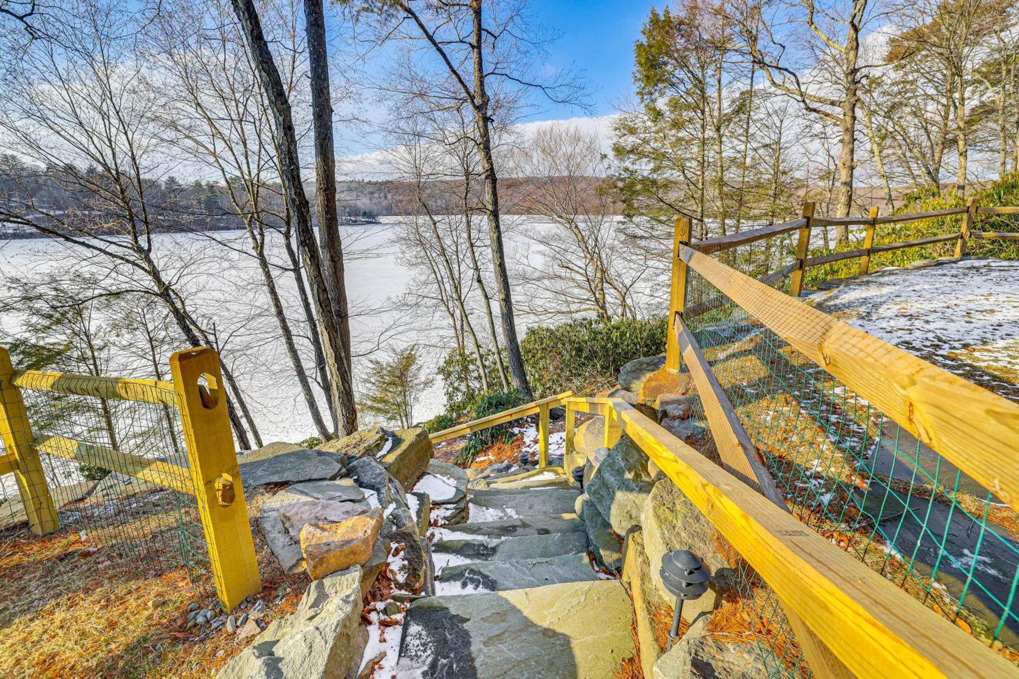 Lakefront Gem With Hot Tub And Boat Dock In Greentown