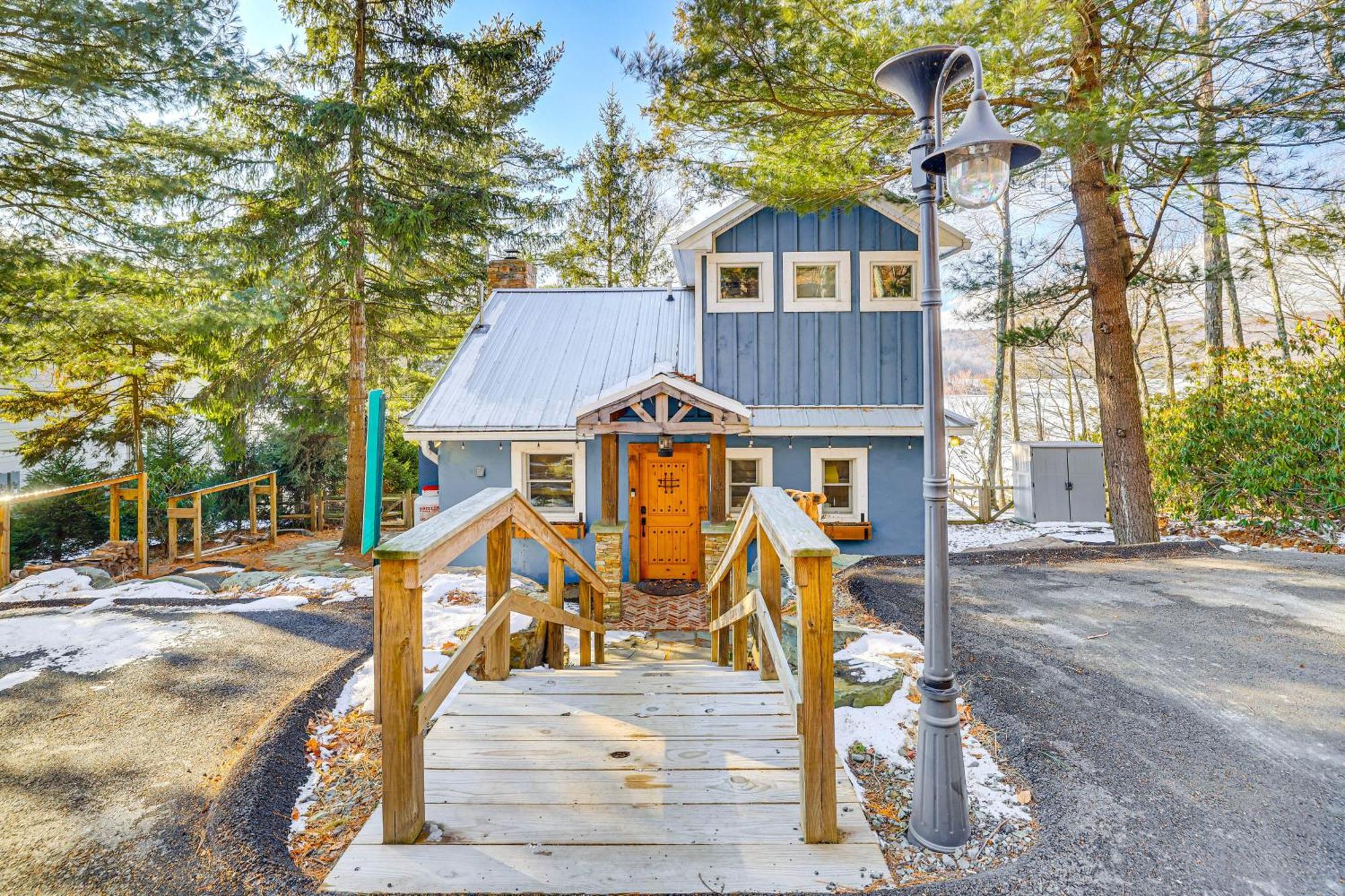 Holiday home Lakefront Gem With Hot Tub And Boat Dock In *