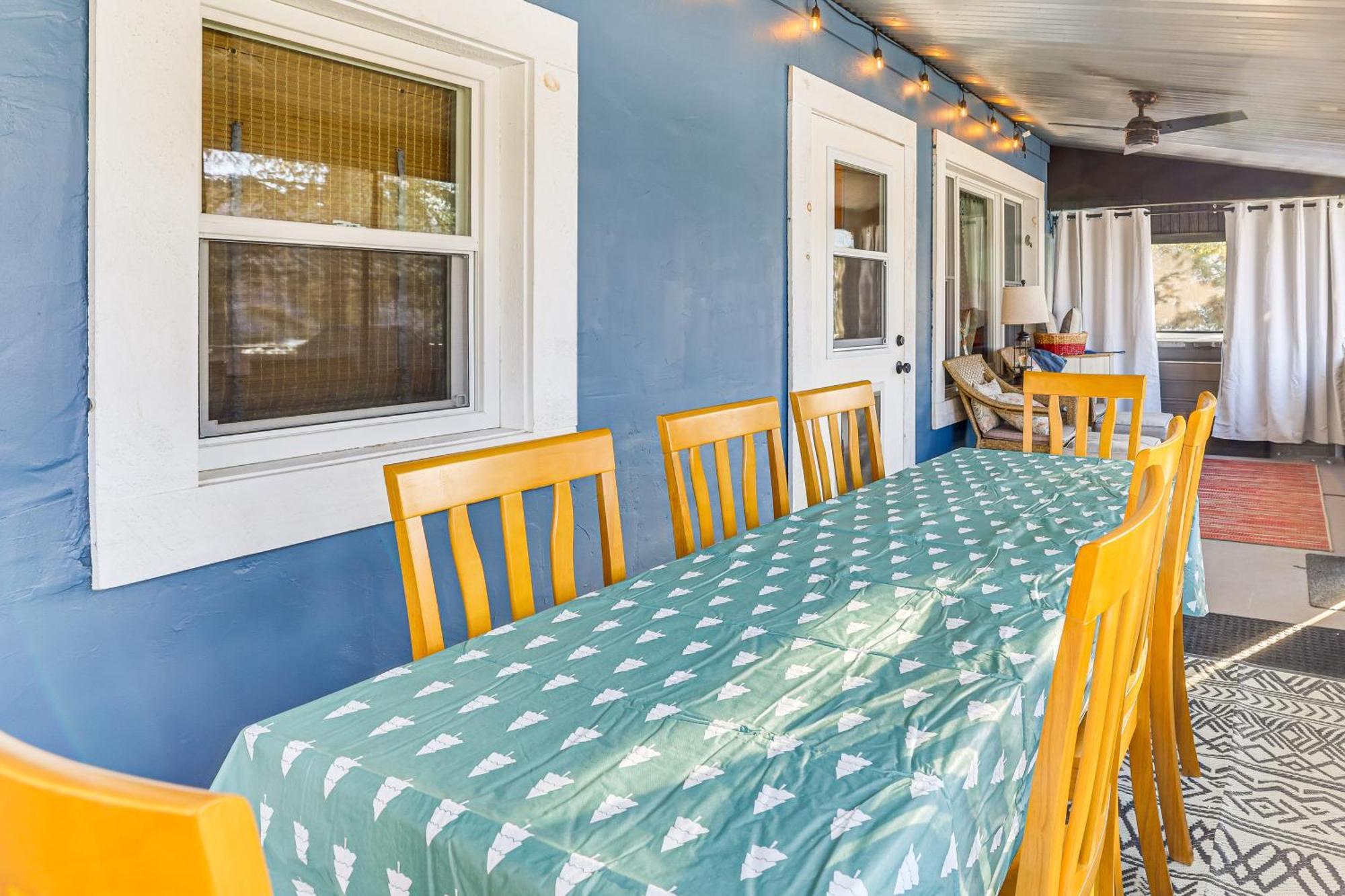 Lakefront Gem With Hot Tub And Boat Dock In Holiday home Greentown