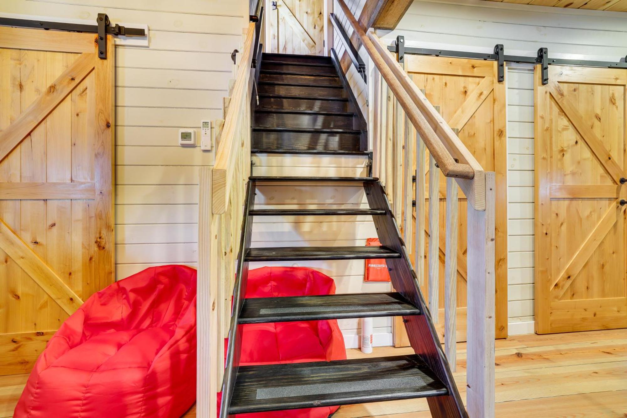 Holiday home Lakefront Gem With Hot Tub And Boat Dock In Greentown