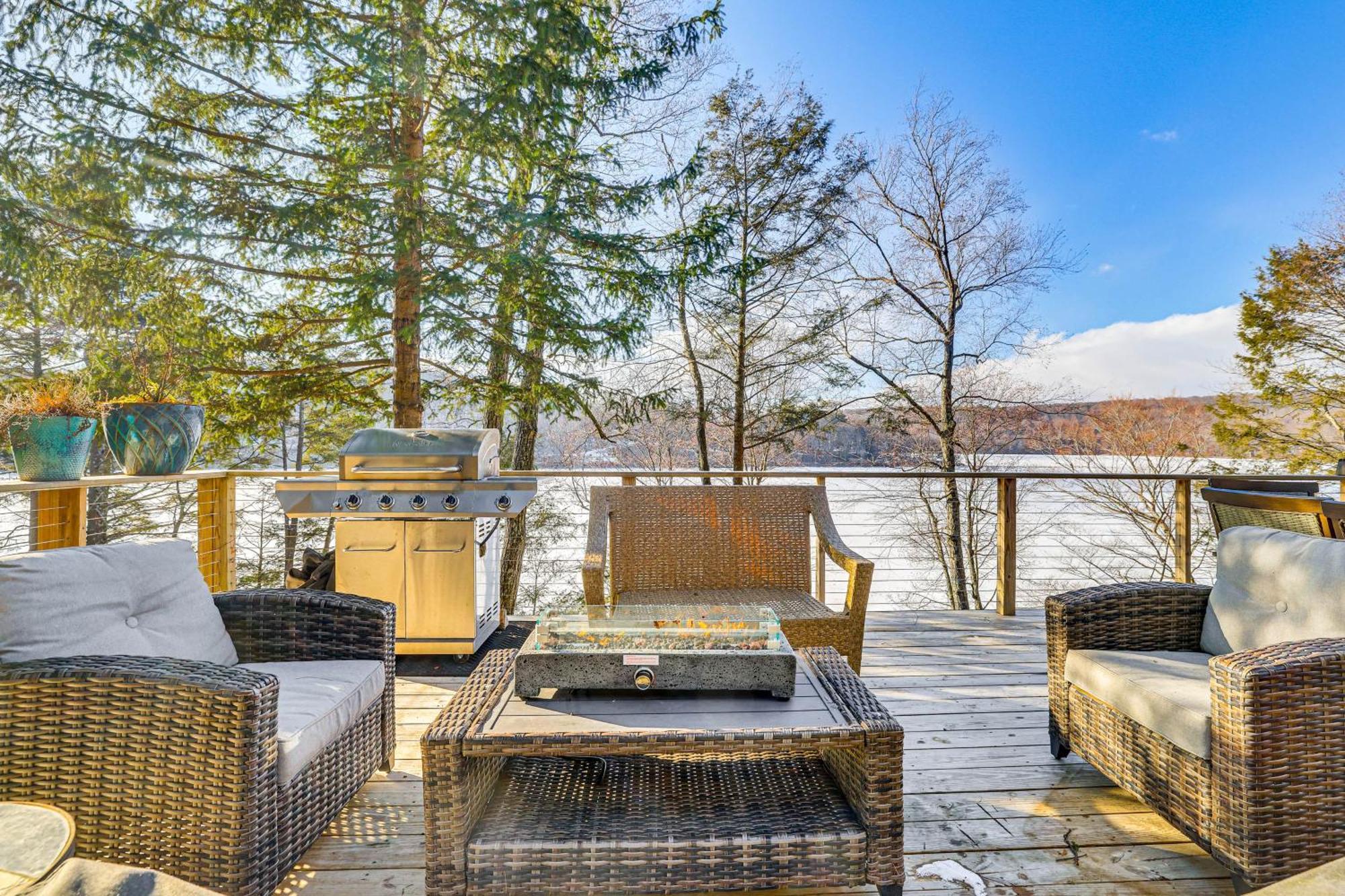 Lakefront Gem With Hot Tub And Boat Dock In Holiday home *