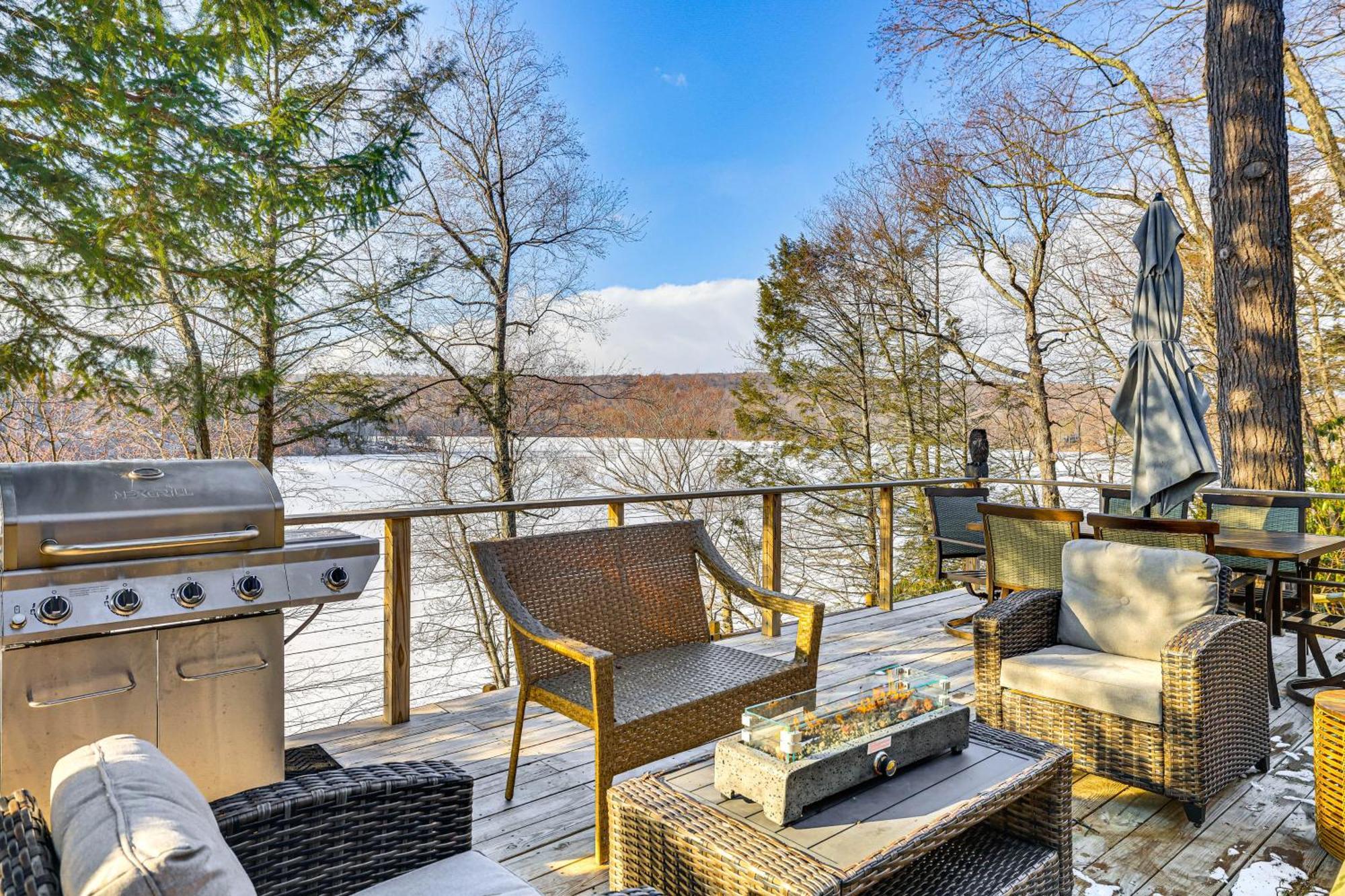 Lakefront Gem With Hot Tub And Boat Dock In Greentown