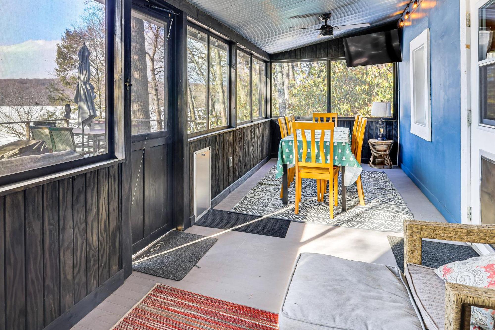 Holiday home Lakefront Gem With Hot Tub And Boat Dock In