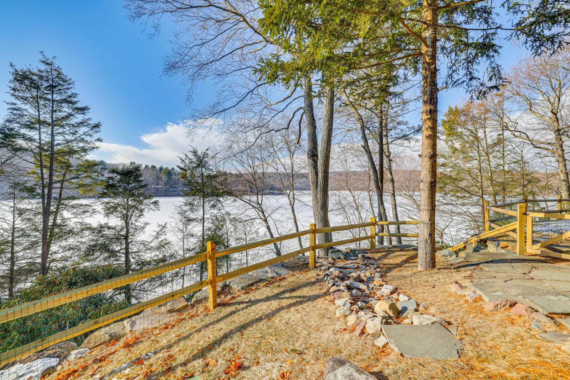 Lakefront Gem With Hot Tub And Boat Dock In Holiday home *