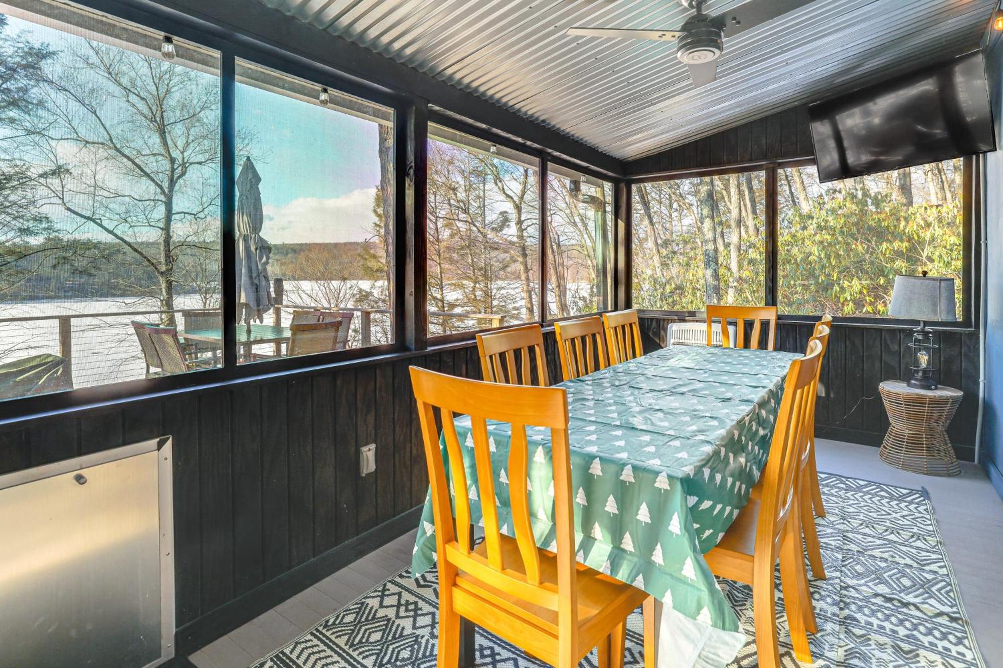 Holiday home Lakefront Gem With Hot Tub And Boat Dock In Greentown