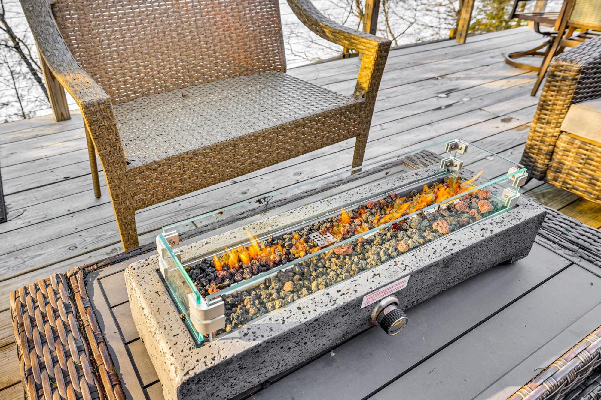 Lakefront Gem With Hot Tub And Boat Dock In Holiday home Greentown